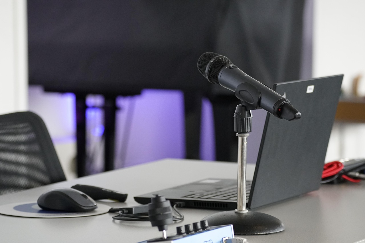 Professional microphone setup for icheetz.life AI voice processing - high-quality audio capture for real-time conversation analysis